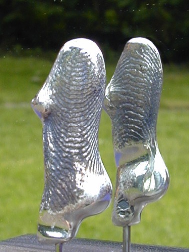 “Schoonheid voor de spiegel” (object 02-09)
zilver met stalen pen op wengé